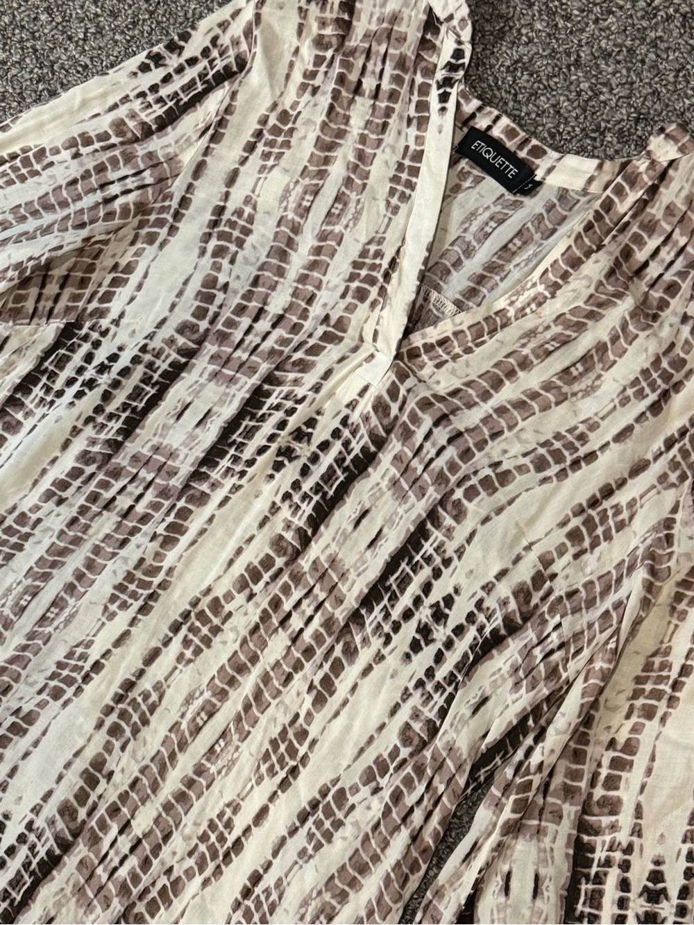 Etiquette Taupe & Cream V-Neck Patterned Blouse - Picture 3 of 7